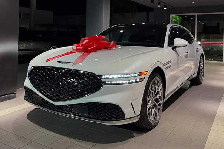 Tại thị trường Việt Nam, mức giá xe Genesis G90 2024 được đại lý công bố ở mức 7,5 tỷ đồng (chưa bao gồm chi phí ra biển số). Mức giá này khá gần với Mercedes-Maybach S450 4Matic (8,199 tỷ đồng) hay "nhỉnh" hơn BMW i7 xDrive60 Pure Excellence (bản thuần điện của 7-Series) là 7,199 tỷ đồng.