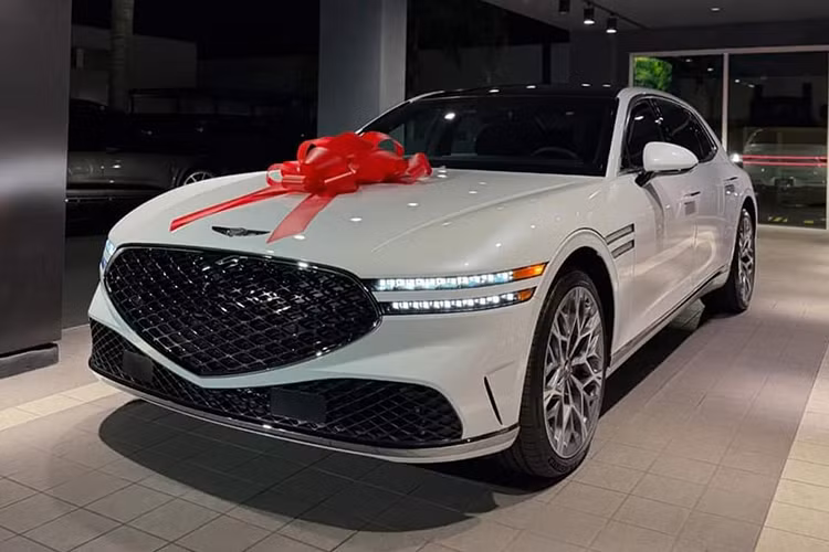 Tại thị trường Việt Nam, mức giá xe Genesis G90 2024 được đại lý công bố ở mức 7,5 tỷ đồng (chưa bao gồm chi phí ra biển số). Mức giá này khá gần với Mercedes-Maybach S450 4Matic (8,199 tỷ đồng) hay "nhỉnh" hơn BMW i7 xDrive60 Pure Excellence (bản thuần điện của 7-Series) là 7,199 tỷ đồng.