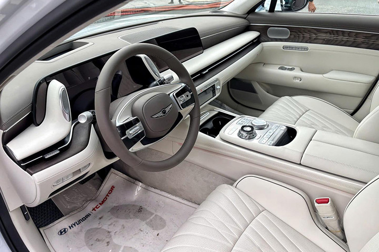 Bước vào khoang nội thất, Genesis G90 mang lại cảm giác sang trọng với nhiều vật liệu cao cấp như da, gỗ và kim loại. Không gian lái được bố trí ba màn hình hiện đại, bao gồm hai màn hình đôi kích thước 12,3 inch và một màn hình điều khiển cảm ứng phía dưới. Cụm cần số dạng núm xoay cùng các phím chức năng được bố trí gọn gàng, dễ sử dụng.