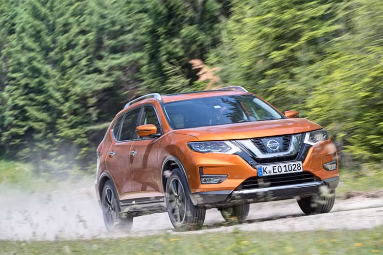 Cụ thể, hệ thống an toàn trên Nissan Rogue 2019 tại Mỹ sẽ bao gồm các tính năng như phanh khẩn cấp tự động, phát hiện người đi bộ, cảnh báo điểm mù, cảnh báo phương tiện cắt ngang khi lùi, cảnh báo chuyển làn đường, hỗ trợ đèn pha và hỗ trợ lùi đỗ xe tự động.