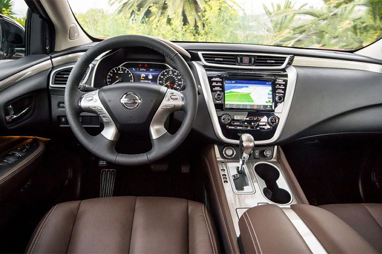 Ngoài ra, toàn bộ dòng Rogue 2019 đều được trang bị hệ thống cảnh báo cửa sau và hệ thống thông tin giải trí Nissan Connect với màn hình 7 inch, tương thích Apple CarPlay cũng như Android Auto. Giống như trước đây, xe cũng dùng động cơ xăng 4 xi-lanh, dung tích 2,5 lít, sản sinh công suất tối đa 170 mã lực và mô-men xoắn cực đại 175 lb-ft.