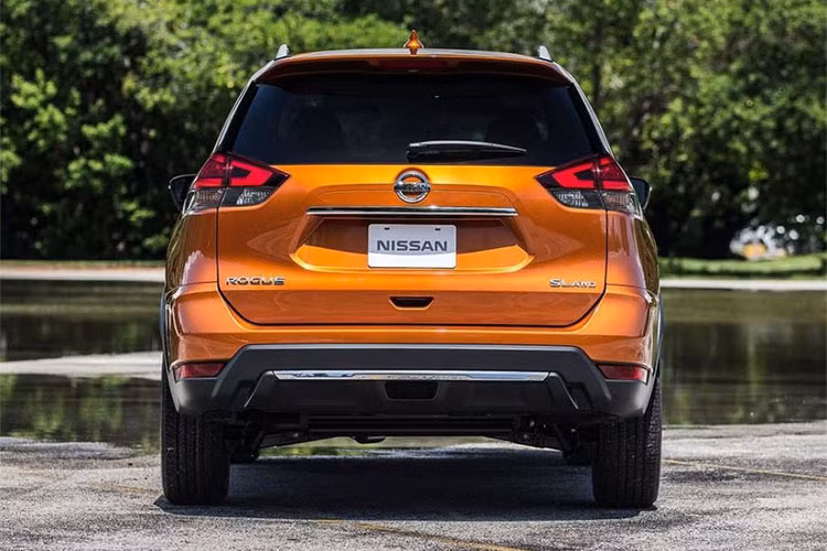 Tương tự như vậy, Nissan Rogue 2019 bản SV cũng có gói Premium Package tùy chọn với bộ vành hợp kim hai màu dạng 5 chấu kép kích cỡ 18 inch, công nghệ lái bán tự động ProPilot và phanh đỗ xe tự động.