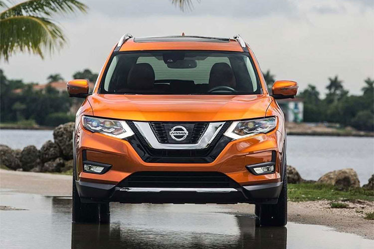 Ở bản trang bị S, Nissan Rogue nâng cấp 2019 sẽ có thêm gói Special Edition Package tùy chọn mới, bao gồm bộ vành hợp kim 17 inch, gương chiếu hậu sấy tích hợp đèn báo rẽ LED, vô lăng và cần số bọc da, ghế trước sưởi hay các chi tiết mạ crôm sáng bóng.
