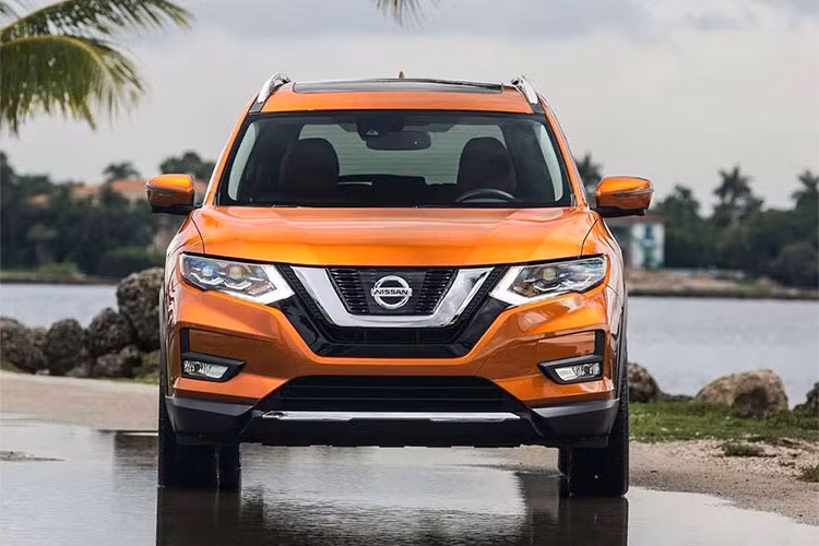 Ở bản trang bị S, Nissan Rogue nâng cấp 2019 sẽ có thêm gói Special Edition Package tùy chọn mới, bao gồm bộ vành hợp kim 17 inch, gương chiếu hậu sấy tích hợp đèn báo rẽ LED, vô lăng và cần số bọc da, ghế trước sưởi hay các chi tiết mạ crôm sáng bóng.