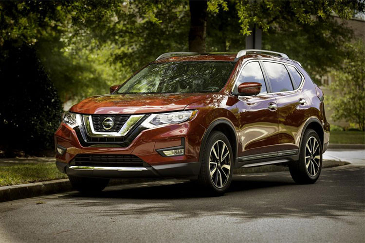 Tại thị trường Mỹ, mẫu xe Nissan Rogue bản nâng cấp 2019 sẽ có giá khởi điểm từ 25.795 USD (khoảng 600 triệu đồng), đã bao gồm 995 USD chi phí vận chuyển và giao xe. Trong khi đó, Nissan Rogue Hybrid 2019 có giá từ 28.595 USD (khoảng 665 triệu đồng).
