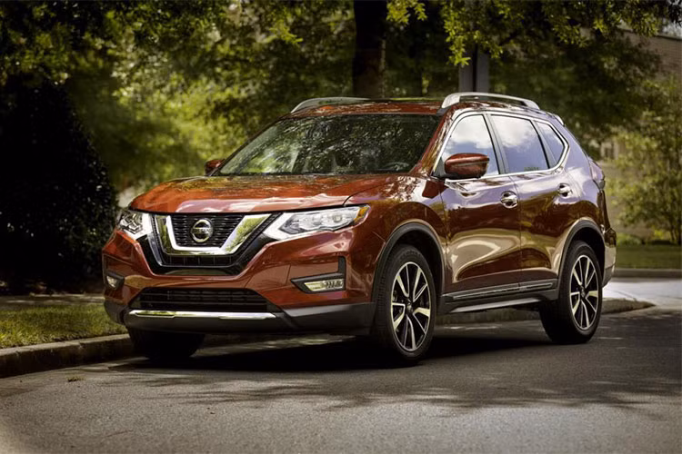Tại thị trường Mỹ, mẫu xe Nissan Rogue bản nâng cấp 2019 sẽ có giá khởi điểm từ 25.795 USD (khoảng 600 triệu đồng), đã bao gồm 995 USD chi phí vận chuyển và giao xe. Trong khi đó, Nissan Rogue Hybrid 2019 có giá từ 28.595 USD (khoảng 665 triệu đồng).