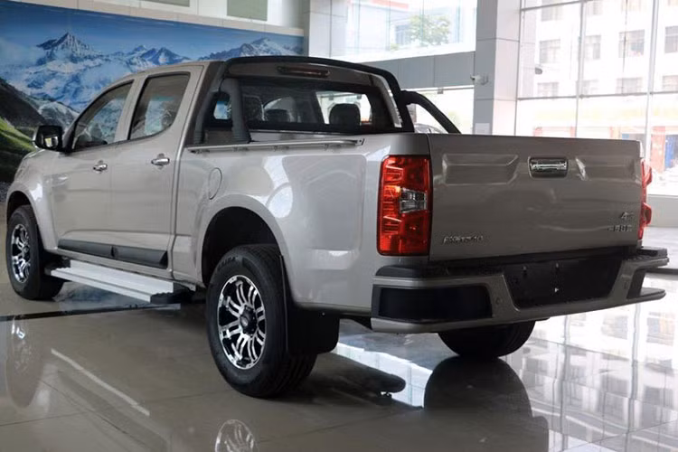 Động cơ xe được ghép cặp với một hộp số sàn 6 cấp, truyền tới hệ dẫn động 2 bánh hoặc 4 bánh ở phiên bản cao cấp hơn. Hơn nữa, chiếc xe bán tải Hongta T340 còn có gầm xe cao 210 mm dựa theo thông số kỹ thuật được đăng tải trên những trang tin địa phương.