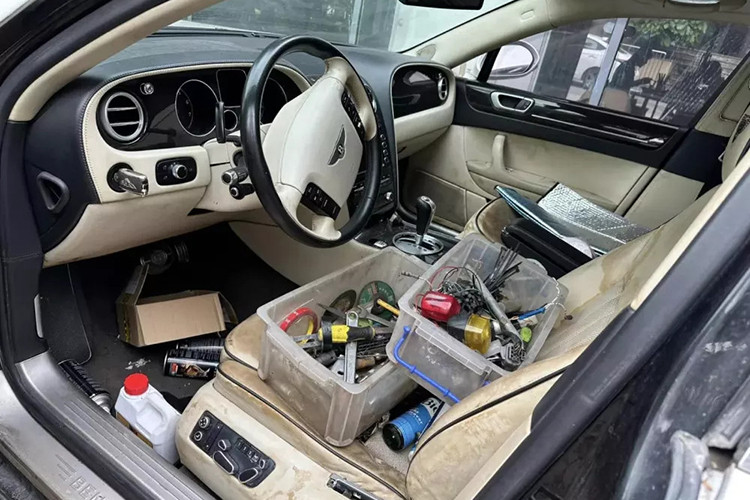 Dai gia Ha Noi dung xe Bentley bac ty di ban pho cau khach-Hinh-2