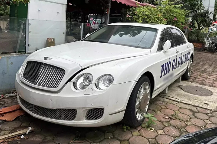 Dai gia Ha Noi dung xe Bentley bac ty di ban pho cau khach
