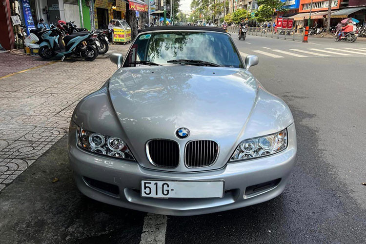 Chiếc BMW Z3 Roadster của ông Đặng Lê Nguyên Vũ có màu bạc, xe được dán thêm logo UN ở 2 bên cửa xe, ngoài ra, khoang lái còn độ thêm hộc đựng cốc và tàn gạt xì gà. Vì mua xe BMW Z3 Roadster chỉ mang tính sưu tập, ngoài ra, ông Vũ còn hay lái nó trên phố để cho mọi người ngắm, 1 trong các xe BMW Z3 Roadster đẹp nhất Việt Nam.