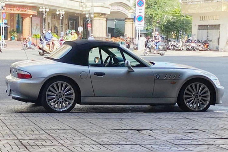 Điểm nhấn của BMW Z3 Roadster cổ điển này là cụm đèn pha vuông vức, kéo dài đến sát mép đường gân nổi chạy từ nắp capo xuống, tiếp đến là lưới tản nhiệt hình quả thận nhỏ, với 9 thanh ngang xếp đối xứng, cùng 1 thanh nẹp mạ crom lớn bao quanh vùng ngoài, nằm trên lưới tản nhiệt là logo xanh trắng quen thuộc của BMW. Xe có cản trước với hốc hút gió chia thành 3 phần riêng biệt.