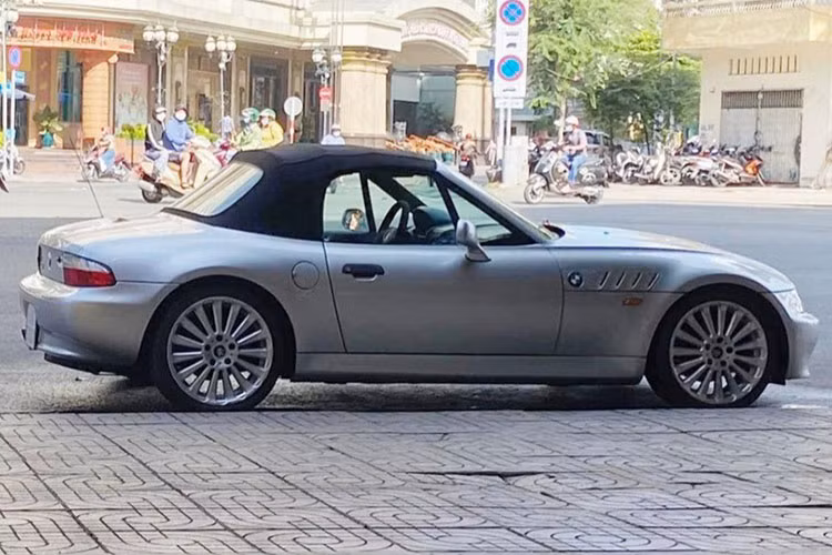 Điểm nhấn của BMW Z3 Roadster cổ điển này là cụm đèn pha vuông vức, kéo dài đến sát mép đường gân nổi chạy từ nắp capo xuống, tiếp đến là lưới tản nhiệt hình quả thận nhỏ, với 9 thanh ngang xếp đối xứng, cùng 1 thanh nẹp mạ crom lớn bao quanh vùng ngoài, nằm trên lưới tản nhiệt là logo xanh trắng quen thuộc của BMW. Xe có cản trước với hốc hút gió chia thành 3 phần riêng biệt.