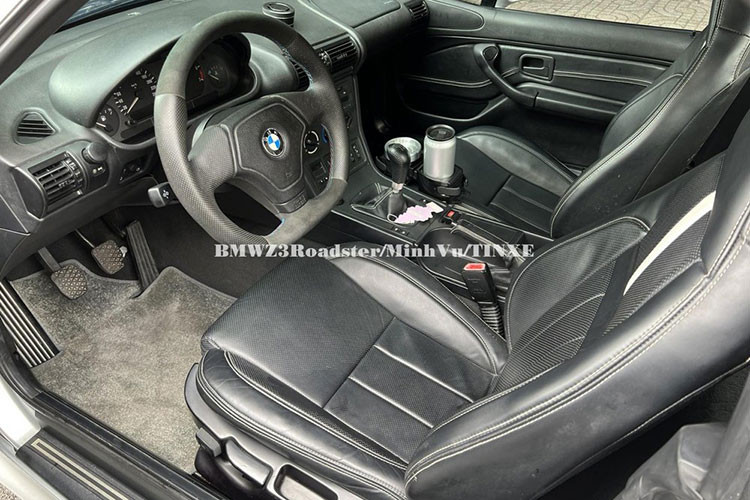 Nội thất BMW Z3 đơn giản nhưng vẫn tiện nghi với ghế bọc da, vị trí ngồi thoải mái hơn, hệ thống âm thanh được cải thiện. Đặc biệt, các phím chức năng đều khá rõ ràng, nằm trong tầm thao tác của người lái và dễ sử dụng. Không gian ca bin khá rộng cho cả người lái và hành khách, tuy nhiên khoang chứa hành lý của bản roadster khá hạn chế do phải dành chỗ chứa bộ mui mềm khi gập xuống.