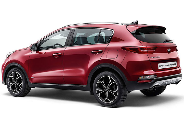 Riêng bản GT-Line của Kia Sportage 2019 được trang bị lưới tản nhiệt màu đen bóng, tấm ốp bảo vệ gầm màu đen phối bạc cùng những chi tiết mạ crôm màu tối ở bậc cửa và cửa cốp phía sau. Thêm vào đó là thanh nằm ngang mới, chẻ đôi hốc gió trước và kéo dài đến tận trung tâm cản trước. Kia cho biết tất cả phiên bản Sportage đều sử dụng vành đúc hợp kim có kích thước từ 16 đến 19 inch.