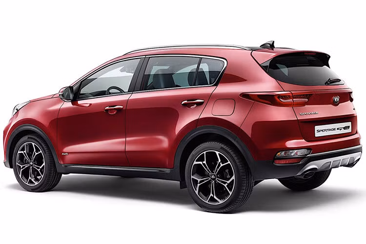 Riêng bản GT-Line của Kia Sportage 2019 được trang bị lưới tản nhiệt màu đen bóng, tấm ốp bảo vệ gầm màu đen phối bạc cùng những chi tiết mạ crôm màu tối ở bậc cửa và cửa cốp phía sau. Thêm vào đó là thanh nằm ngang mới, chẻ đôi hốc gió trước và kéo dài đến tận trung tâm cản trước. Kia cho biết tất cả phiên bản Sportage đều sử dụng vành đúc hợp kim có kích thước từ 16 đến 19 inch.