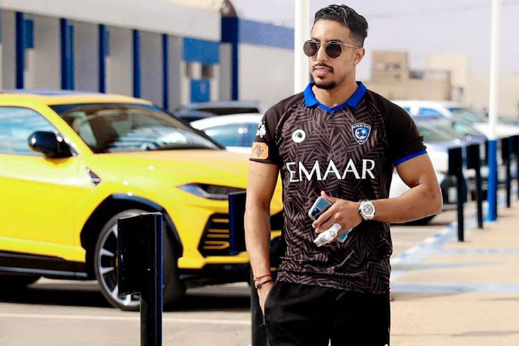Ngoài 4 chiếc xe trên, Salem Al-Dawsari có vẻ còn sở hữu một vài xe sang khác mang các thương hiệu Mercedes-Benz và Porsche. Sinh năm 1991, Salem Al-Dawsari trưởng thành từ lò đào tạo của câu lạc bộ Al-Hilal ở Ả Rập Xê Út. Hiện nay, tiền vệ 31 tuổi vẫn tiếp tục gắn bó với câu lạc bộ này.