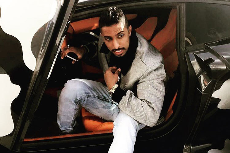 Chưa dừng ở đó, trong bộ sưu tập xe của Salem Al-Dawsari còn xuất hiện thêm chiếc SUV hạng sang mang thương hiệu Mercedes-Benz G-Class. Chiếc xe của cầu thủ người Ả Rập Xê Út này có vẻ thuộc phiên bản hiệu suất cao Mercedes-AMG G63 với nội thất bọc da màu nâu vàng bắt mắt. 