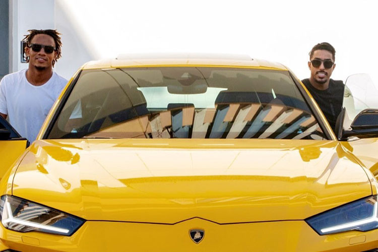 Ở Ả Rập Xê Út, giá xe Lamborghini Urus mới bán ra khoảng 1,832 triệu SAR (12 tỷ đồng). Bỏ ra số tiền này, người mua sẽ nhận về "siêu bò" gầm cao mạnh mẽ với khối động cơ xăng V8, tăng áp kép, dung tích 4.0L, sản sinh công suất tối đa 641 mã lực. Nhờ đó, xe có thể tăng tốc từ 0-100 km/h trong 3,6 giây và đạt vận tốc tối đa 306 km/h.