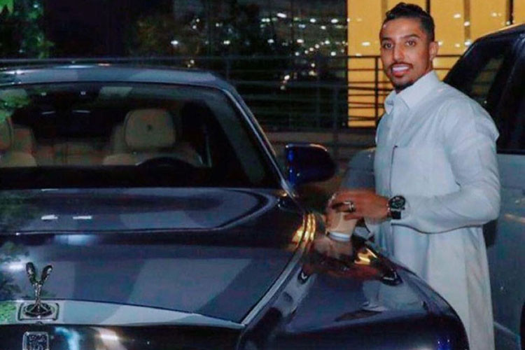 Không chỉ sang trọng và đắt đỏ, Rolls-Royce Phantom của Salem Al-Dawsari này còn sở hữu thông số vận hành ấn tượng. Nhờ khối động cơ xăng V12, tăng áp, dung tích 6.75L, chiếc xe siêu sang này có công suất tối đa 563 mã lực và mô-men xoắn cực đại 900 Nm. Sức mạnh động cơ cho phép xe tăng tốc từ 0-100 km/h trong thời gian 5,3 giây trước khi đạt vận tốc tối đa 250 km/h.