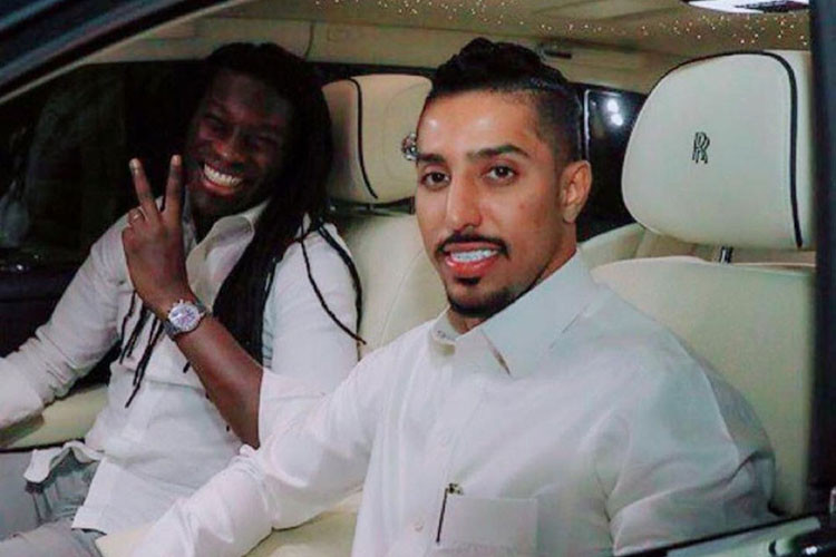 Chiếc xe nổi bật tiếp theo là siêu SUV Lamborghini Urus của Salem Al-Dawsari. Chiếc SUV của tiền vệ này được sơn màu vàng nổi bật. Bên trong xe là không gian nội thất phối 2 tông màu đen - vàng tương phản.