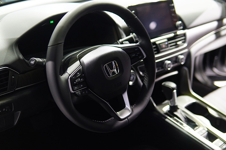 Accord mới sở hữu khoang nội thất rộng rãi, cao cấp và ứng dụng nhiều hiện đại. Bảng điều khiển trung tâm được thiết kế đặc biệt để đem đến vẻ ngoài thể thao cùng với khả năng sử dụng linh hoạt thường thấy ở một chiếc SUV. Tất cả các hệ thống và nút điều khiển quan trọng đều được bố trí trong tầm tay của người lái, đặc biệt là phanh tay điện tử và chế độ giữ phanh tự động được tích hợp trên bảng điều khiển trung tâm.