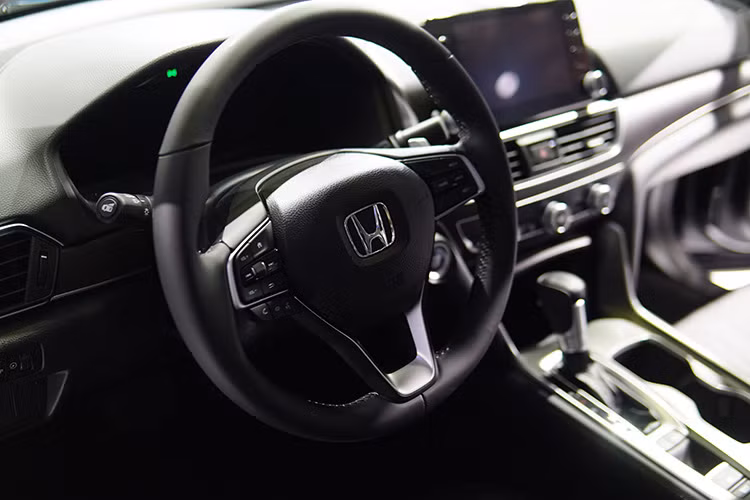 Accord mới sở hữu khoang nội thất rộng rãi, cao cấp và ứng dụng nhiều hiện đại. Bảng điều khiển trung tâm được thiết kế đặc biệt để đem đến vẻ ngoài thể thao cùng với khả năng sử dụng linh hoạt thường thấy ở một chiếc SUV. Tất cả các hệ thống và nút điều khiển quan trọng đều được bố trí trong tầm tay của người lái, đặc biệt là phanh tay điện tử và chế độ giữ phanh tự động được tích hợp trên bảng điều khiển trung tâm.