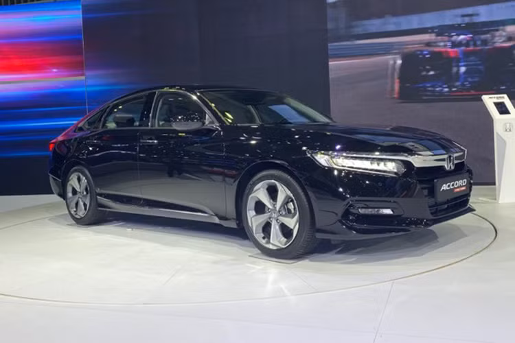 Mẫu sedan Honda Accord mới đang là tâm điểm của gian hàng Honda Việt Nam tại Triển lãm Ô tô Việt Nam (VMS 2019). Thế hệ Honda Accord 2019 mới sở hữu thiết kế ngoại thất thay đổi khá nhiều với vẻ ngoài thể thao, trẻ trung và hiện đại hơn nhưng vẫn giữ được các nét đặc trưng xuyên suốt nhiều thế hệ hệ.