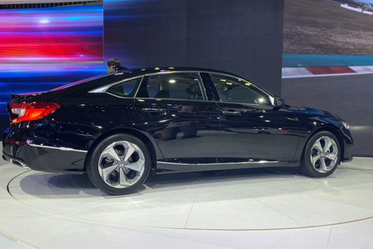 Mẫu xe Honda Accord 2019 mới vừa chính thức ra mắt thị trường Việt Nam tại triển lãm VMS 2019 dưới dạng xe nhập khẩu từ Thái Lan. Về ngoại hình, xe sở hữu thiết kế hiện đại, tinh tế mà vẫn đậm phong cách sang trọng vốn có, thu hút ánh nhìn trên mọi cung đường và thể hiện niềm tự hào sở hữu của chủ nhân.