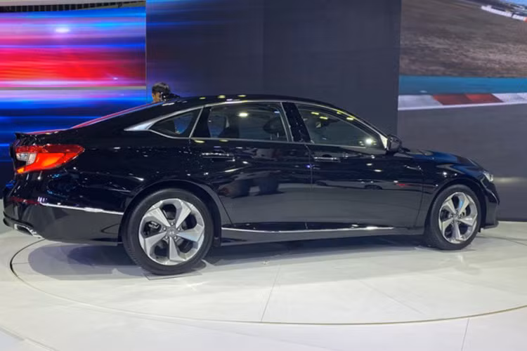 Mẫu xe Honda Accord 2019 mới vừa chính thức ra mắt thị trường Việt Nam tại triển lãm VMS 2019 dưới dạng xe nhập khẩu từ Thái Lan. Về ngoại hình, xe sở hữu thiết kế hiện đại, tinh tế mà vẫn đậm phong cách sang trọng vốn có, thu hút ánh nhìn trên mọi cung đường và thể hiện niềm tự hào sở hữu của chủ nhân.