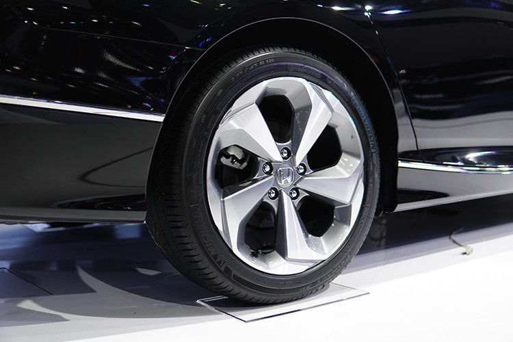 Ở bên thân, bộ vành hợp kim 5 chấu hình cánh quạt khá giống các phiên bản tiền nhiệm. Tuy nhiên, bộ vành này cũng được Honda tinh chỉnh lại tạo cảm giác mạch lạc và dứt khoát hơn với một màu sơn bạc truyền thống. Những đường gân dập nổi khỏe khoắn cũng xuất hiện trên phần thân xe.