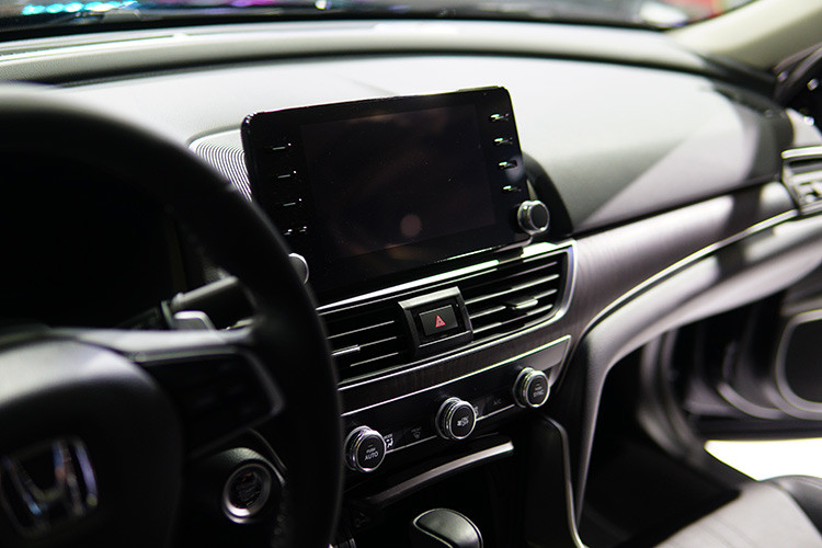 Honda Accord hoàn toàn mới cũng sở hữu hàng ghế thứ hai rộng rãi hơn hẳn các thế hệ cũ với khoảng cách tăng đáng kể 48 mm so với phiên bản trước. Xe được trang bị những công nghệ tiên tiến trong đó có tính năng khởi động động cơ từ xa được tích hợp trên chìa khóa thông minh; Hệ thống cảnh báo chống buồn ngủ (Driver Attention Monitor) có thể phát hiện tình trạng mất tập trung của người lái khi điều khiển xe; Hệ thống quan sát làn đường (Honda Lanewatch) với 1camera nhỏ được gắn trên gương chiếu hậu phía hành khách,...