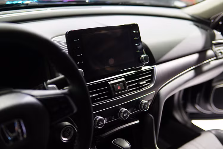 Honda Accord hoàn toàn mới cũng sở hữu hàng ghế thứ hai rộng rãi hơn hẳn các thế hệ cũ với khoảng cách tăng đáng kể 48 mm so với phiên bản trước. Xe được trang bị những công nghệ tiên tiến trong đó có tính năng khởi động động cơ từ xa được tích hợp trên chìa khóa thông minh; Hệ thống cảnh báo chống buồn ngủ (Driver Attention Monitor) có thể phát hiện tình trạng mất tập trung của người lái khi điều khiển xe; Hệ thống quan sát làn đường (Honda Lanewatch) với 1camera nhỏ được gắn trên gương chiếu hậu phía hành khách,...