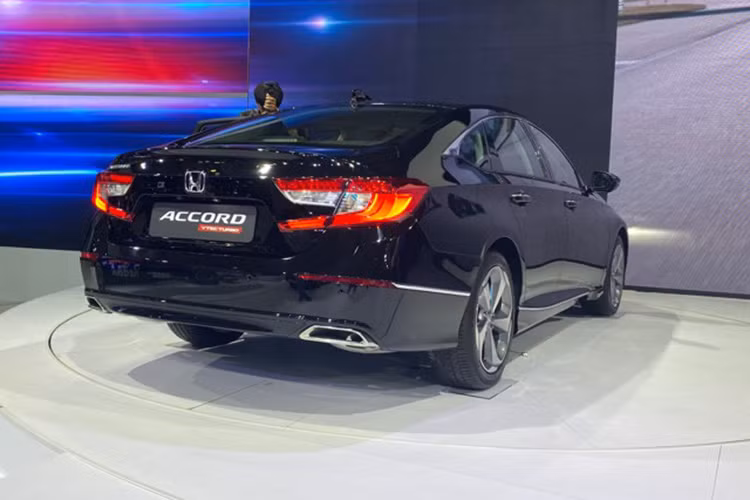 Chiều dài tổng thể của xe cũng được thu ngắn hơn nhưng lại rộng hơn ở hai bên, mui xe dài và thấp. Ở phía sau, Honda Accord 2019 sở hữu phần đuôi được thiết kế chau chuốt mang đậm tính thể thao, tràn đầy sức sống và dài hơn một chút so với Accord thế hệ trước.