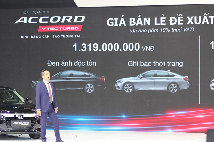 Tại thị trường Việt Nam, giá xe Honda Accord 2019 bán ra từ 1,319 cho phiên bản màu đen và ghi bạc. Trong khi đó, phiên bản màu trắng ngọc trai có giá bán cao hơn 1,329 tỷ đồng. Đây sẽ là đối thủ của "người đồng hương" Toyota Camry 2019 mới và Mazda 6.