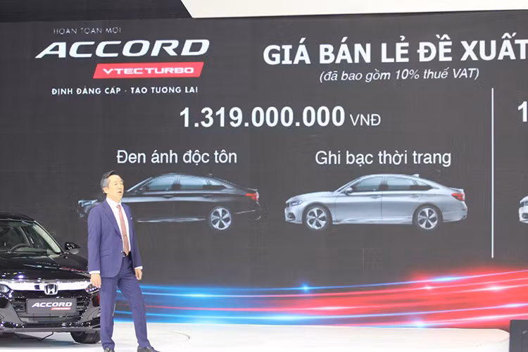 Tại thị trường Việt Nam, giá xe Honda Accord 2019 bán ra từ 1,319 cho phiên bản màu đen và ghi bạc. Trong khi đó, phiên bản màu trắng ngọc trai có giá bán cao hơn 1,329 tỷ đồng. Đây sẽ là đối thủ của "người đồng hương" Toyota Camry 2019 mới và Mazda 6.
