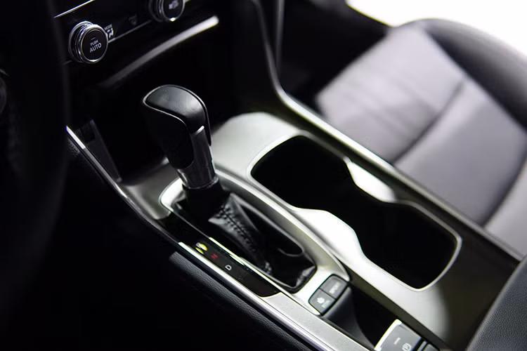 Màn hình cảm ứng 8 inch mới là một trang bị đáng giá trên Accord thế hệ thứ 10. Màn hình cảm ứng của Accord cho phép bạn vuốt, chạm và tương tác để điều khiển hệ thống âm thanh, cài đặt hiển thị và các tính năng cao cấp khác, giống như trên máy tính bảng hoặc điện thoại thông minh, giúp giao diện trực quan và dễ sử dụng, mang lại trải nghiệm tốt nhất cho người dùng.