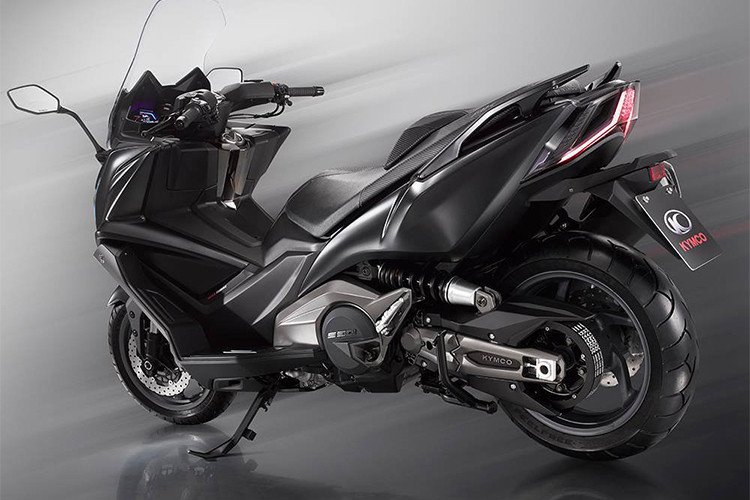 Xe ga AK550 2018 được trang bị bộ khung nhôm đúc CF siêu nhẹ với kích thước tiêu chuẩn của dòng xe ga cỡ lớn với 2.165 x 795 x 1.400 mm (dài x rộng x cao), với chiều dài cơ sở là 1.580 mm, chiều cao yên xe là 785 mm, được trang bị bình xăng 15 lít và có tổng trọng lượng là 226 kg.