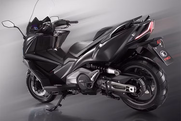 Xe ga AK550 2018 được trang bị bộ khung nhôm đúc CF siêu nhẹ với kích thước tiêu chuẩn của dòng xe ga cỡ lớn với 2.165 x 795 x 1.400 mm (dài x rộng x cao), với chiều dài cơ sở là 1.580 mm, chiều cao yên xe là 785 mm, được trang bị bình xăng 15 lít và có tổng trọng lượng là 226 kg.