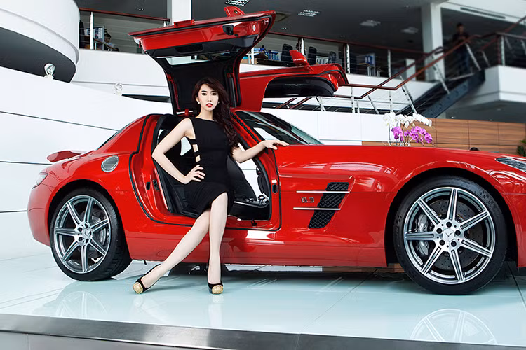 Á khôi trang sức Việt 2009 Lê Huỳnh Thúy Ngân với số đo ba vòng chuẩn và gương mặt đẹp còn lỗng lẫy hơn khi đọ dáng bên chiếc siêu xe Mercedes SLS AMG chính hãng tại Việt Nam. SLS được xây dựng để kỷ niệm mẫu xe "cánh chim" huyền thoại thập niên 1950 - W196S 300 SLR.