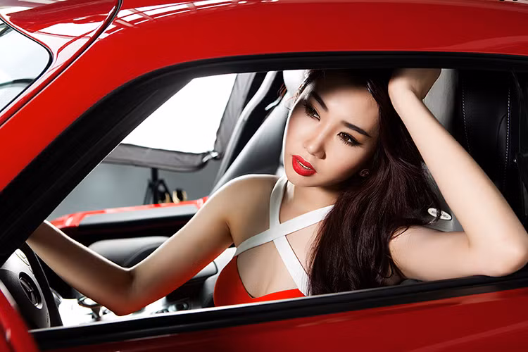 Điểm ấn tượng nhất trên mẫu siêu xe này chính là là thiết kế cửa gullwing (kiểu cánh chim) cực kỳ độc đáo. Thay vì mở ngang như truyền thống, cánh cửa được mở ngược lên trên.