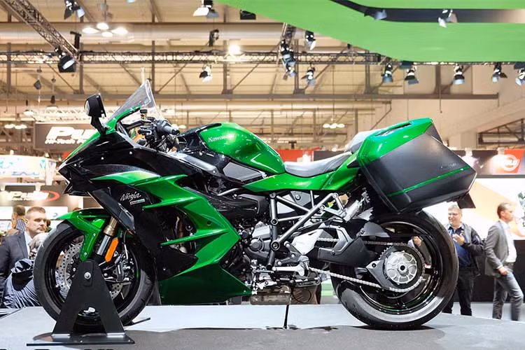 Từng được trình làng tại triển lãm EICMA ở Milan, Italy. Tuy cho đến nay, mẫu siêu môtô Kawasaki H2 SX phiên bản đường trường 2018 mới được chính thức bán ra tại thị trường Australia. Các thị trường khác tại Đông Nam Á trong đó có Việt Nam cũng sắp được công bố.