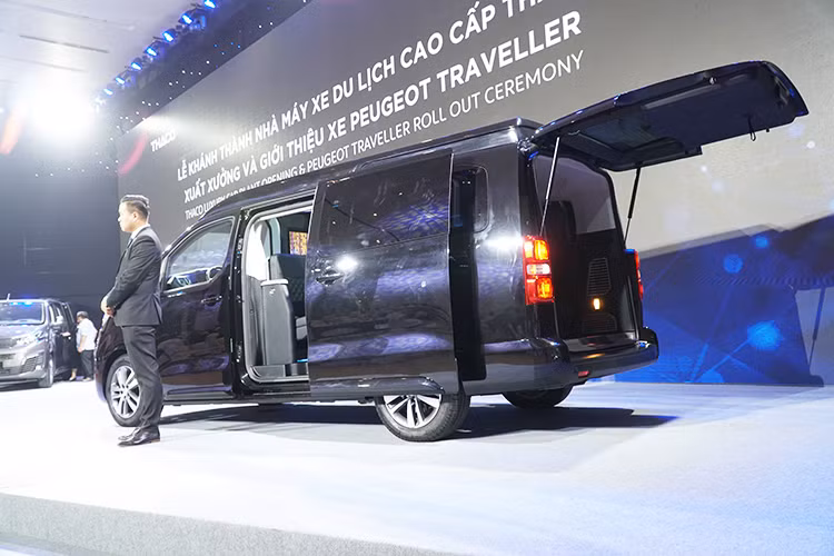 Bên hông Peugeot Traveller còn được trang bị nhiều tính năng nổi trội so với các sản phẩm cùng phân khúc. Cửa hông 2 bên trượt điện có tích hợp cảm biến đá chân. Người sử dụng chỉ cần tác động đơn giản của bàn chân ở góc cản sau để mở khoá Peugeot Traveller và mở cửa trượt ở phía bạn đang đứng. Để đóng cửa, bạn chỉ cần thực hiện động tác tương tự và sau đó khoá xe khi ra khỏi xe.