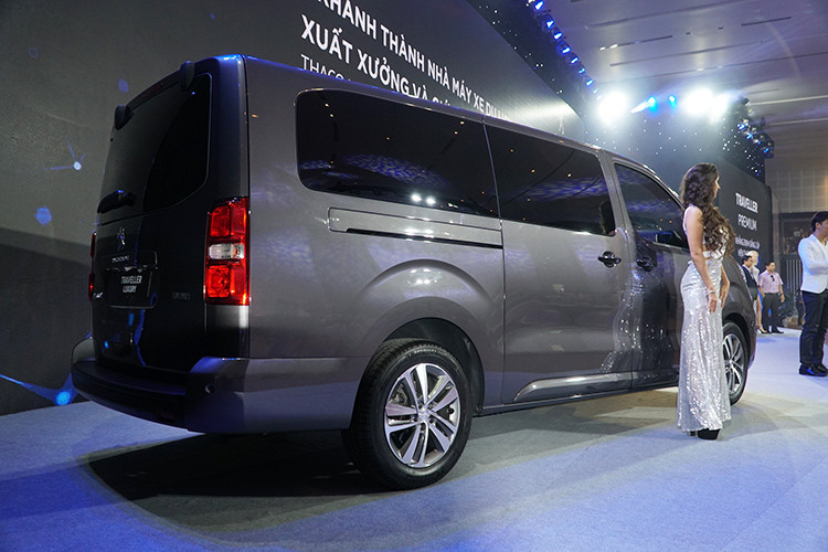 Về vận hành, Peugeot Traveller Luxury và Premium trang bị động cơ Diesel HDi dung tích 2.0 lít tăng áp, công suất cực đại 150 mã lực tại vòng tua 4000 vòng/phút, mô men xoắn cực đại đạt 370Nm tại 2000 vòng/phút, đi cùng hộp số 6 cấp thế hệ mới EAT6 tích hợp công nghệ QuickShift. Peugeot Traveller có 5 chế độ lái khác nhau gồm: Tiêu chuẩn, chế độ đường tuyết, chế độ bùn, chế độ đường cát và chế độ ESP OFF. 