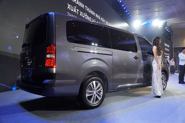 Về vận hành, Peugeot Traveller Luxury và Premium trang bị động cơ Diesel HDi dung tích 2.0 lít tăng áp, công suất cực đại 150 mã lực tại vòng tua 4000 vòng/phút, mô men xoắn cực đại đạt 370Nm tại 2000 vòng/phút, đi cùng hộp số 6 cấp thế hệ mới EAT6 tích hợp công nghệ QuickShift. Peugeot Traveller có 5 chế độ lái khác nhau gồm: Tiêu chuẩn, chế độ đường tuyết, chế độ bùn, chế độ đường cát và chế độ ESP OFF. 
