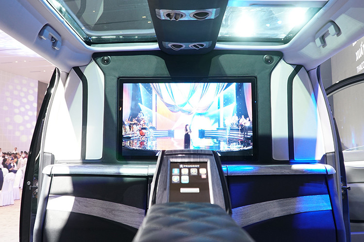 Nội thất phiên bản Premium sở hữu nhiều điểm khác biệt so với phiên bản Luxurry, thiết kế khoang thương gia phía sau vách ngăn với 2 ghế thương gia chỉnh điện 8 hướng tích hợp, tựa chân, tựa tay, bàn làm việc, tính năng massage, thổi gió... Khoang còn được bố trí hệ thống giải trí tách biệt với khoang lái với 6 loa, 1 sub và màn hình giải trí 32 inch tích hợp hệ điều hành Android cùng ổ cứng dung lượng 500GB.