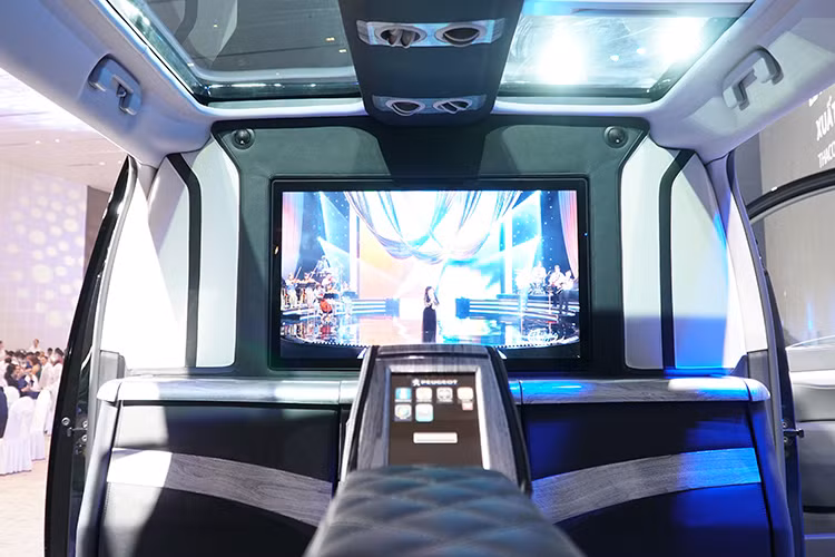 Nội thất phiên bản Premium sở hữu nhiều điểm khác biệt so với phiên bản Luxurry, thiết kế khoang thương gia phía sau vách ngăn với 2 ghế thương gia chỉnh điện 8 hướng tích hợp, tựa chân, tựa tay, bàn làm việc, tính năng massage, thổi gió... Khoang còn được bố trí hệ thống giải trí tách biệt với khoang lái với 6 loa, 1 sub và màn hình giải trí 32 inch tích hợp hệ điều hành Android cùng ổ cứng dung lượng 500GB.