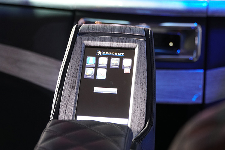 Ấn tượng hơn là 2 ghế phụ có thể gập – mở linh hoạt vào vách ngăn theo điều kiện sử dụng. Các chi tiết khác được trau chuốt hơn so với Luxury như đèn LED hắt sáng, sàn gỗ, ốp điều hòa giả gỗ. Toàn bộ nội thất được bọc da cao cấp và có tùy chọn màu da cho chủ nhân sở hữu.