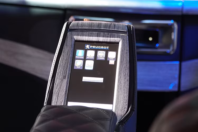 Ấn tượng hơn là 2 ghế phụ có thể gập – mở linh hoạt vào vách ngăn theo điều kiện sử dụng. Các chi tiết khác được trau chuốt hơn so với Luxury như đèn LED hắt sáng, sàn gỗ, ốp điều hòa giả gỗ. Toàn bộ nội thất được bọc da cao cấp và có tùy chọn màu da cho chủ nhân sở hữu.