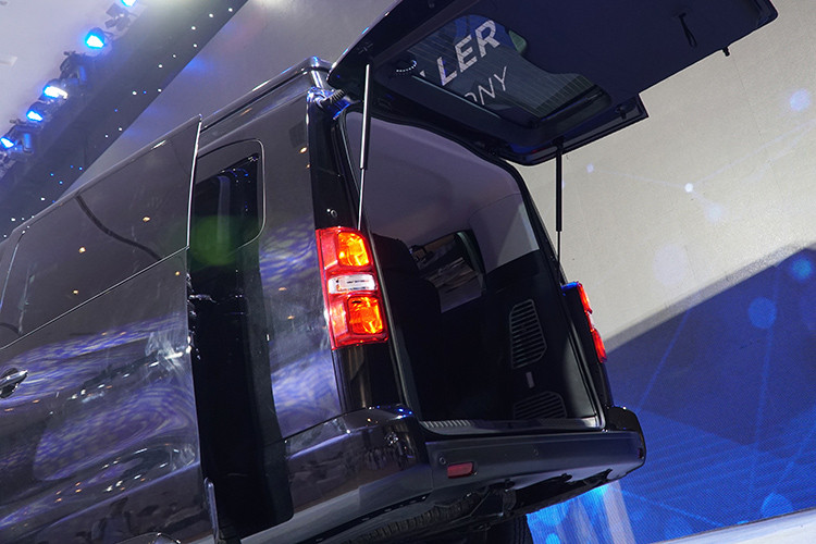 Thể tích khoang hành lý của mẫu xe MP Traveller khá rộng, giúp người dùng có thể chứa đựng nhiều vật dụng cá nhân hay hành lý cho những chuyển đi dài ngày mà không phải lo thiếu diện tích. Ngoài ra, cốp xe phía sau mở rời để có thể lấy những vật dụng nhỏ mà không cần mở cả cốp.