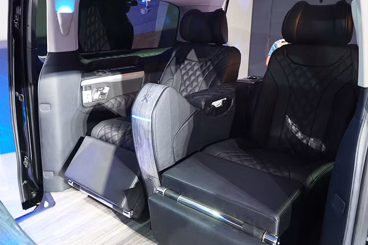 Với phiên bản Peugeot Traveller Luxury, không gian rộng lớn và linh hoạt chính là điểm mạnh mà sản phẩm này mang lại. Người dùng có thể trượt, gập, xoay 180 độ, tháo rời các ghế ở hàng ghế thứ 2 và 3, thoải mái bố trí chỗ để chân cũng như khoang để hành lý. Thể tích khoang hành lý khi sử dụng cả 7 ghế là 1.384 lít, đặc biệt thể tích khi tháo cả hàng ghế thứ 2 và 3 lên đến 4.554 lít.